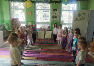 Dzieci świętują urodziny. Bawią się na dywanie i wykonują różne zadania