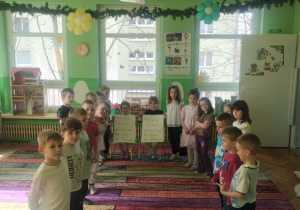 Dzieci świętują urodziny. Bawią się na dywanie i wykonują różne zadania