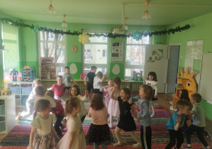 Dzieci świętują urodziny. Bawią się na dywanie i wykonują różne zadania