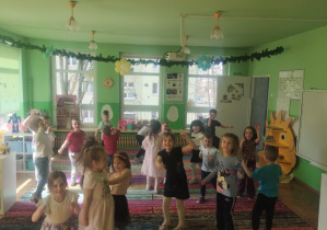 Dzieci świętują urodziny. Bawią się na dywanie i wykonują różne zadania