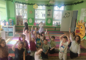 Dzieci świętują urodziny. Bawią się na dywanie i wykonują różne zadania