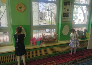 Dzieci świętują urodziny. Bawią się na dywanie i wykonują różne zadania