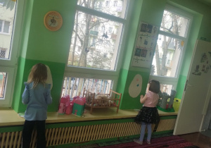 Dzieci świętują urodziny. Bawią się na dywanie i wykonują różne zadania