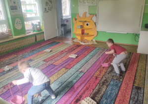 Dzieci świętują urodziny. Bawią się na dywanie i wykonują różne zadania