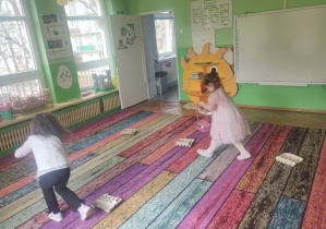 Dzieci świętują urodziny. Bawią się na dywanie i wykonują różne zadania