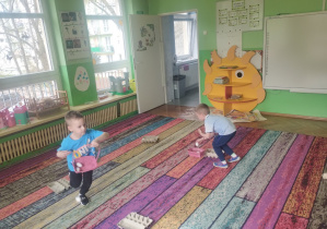 Dzieci świętują urodziny. Bawią się na dywanie i wykonują różne zadania