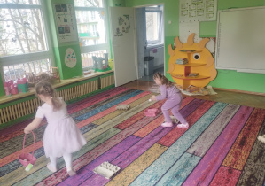 Dzieci świętują urodziny. Bawią się na dywanie i wykonują różne zadania