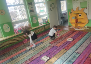 Dzieci świętują urodziny. Bawią się na dywanie i wykonują różne zadania