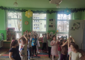 Dzieci świętują urodziny. Bawią się na dywanie i wykonują różne zadania