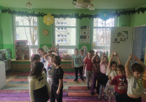 Dzieci świętują urodziny. Bawią się na dywanie i wykonują różne zadania