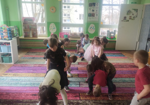 Dzieci świętują urodziny. Bawią się na dywanie i wykonują różne zadania