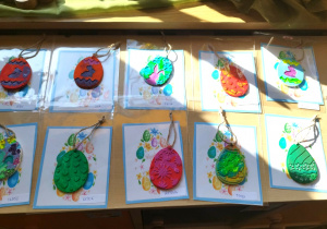 Zdjęcie przedstawia pomalowane kolorowe jajeczka gipsowe