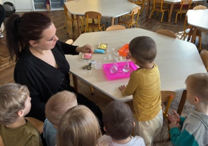 Pani z chłopcem przeprowadza eksperyment