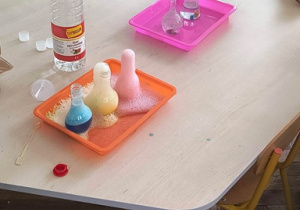 pojemniki z cieczami podczas eksperymentów