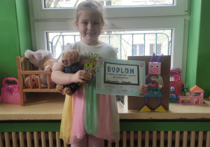 Dzieci prezentują swoje prace konkursowe