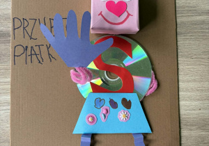 Dzieci prezentują swoje prace konkursowe