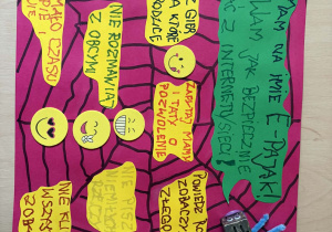 Dzieci prezentują swoje prace konkursowe