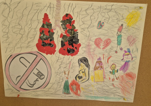 To zdjęcie plakatu przedstawia skreślonego papierosa, czarne płuca i rysunki dzieci.