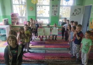 Dzieci świętują urodziny. Bawią się, biorą udział w zawodach sportowych