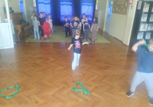 Dzieci świętują urodziny. Bawią się, biorą udział w zawodach sportowych