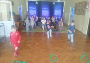 Dzieci świętują urodziny. Bawią się, biorą udział w zawodach sportowych