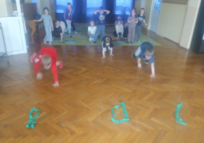 Dzieci świętują urodziny. Bawią się, biorą udział w zawodach sportowych