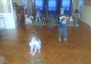 Dzieci świętują urodziny. Bawią się, biorą udział w zawodach sportowych