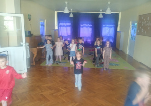 Dzieci świętują urodziny. Bawią się, biorą udział w zawodach sportowych