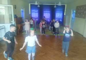 Dzieci świętują urodziny. Bawią się, biorą udział w zawodach sportowych