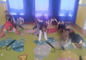 Dzieci świętują urodziny. Bawią się, biorą udział w zawodach sportowych