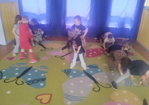 Dzieci świętują urodziny. Bawią się, biorą udział w zawodach sportowych