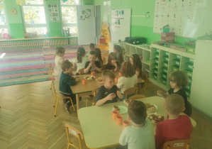 Dzieci świętują urodziny. Bawią się, biorą udział w zawodach sportowych