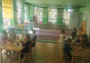 Dzieci świętują urodziny. Bawią się, biorą udział w zawodach sportowych