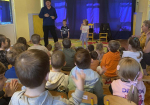 Dzieci oglądają koncert