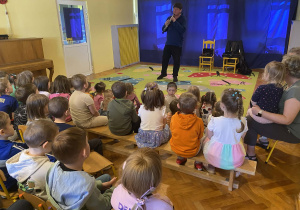 Dzieci oglądają koncert