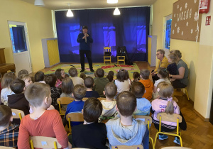 Dzieci oglądają koncert