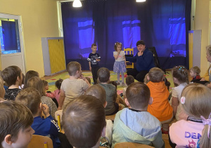 Dzieci oglądają koncert