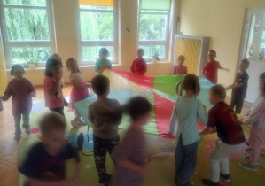 Dzieci świętują urodziny, bawią się, tańczą i jedzą