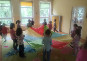 Dzieci świętują urodziny, bawią się, tańczą i jedzą