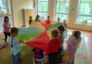 Dzieci świętują urodziny, bawią się, tańczą i jedzą