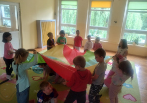 Dzieci świętują urodziny, bawią się, tańczą i jedzą