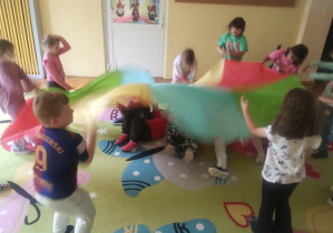 Dzieci świętują urodziny, bawią się, tańczą i jedzą