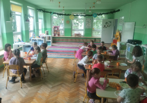 Dzieci świętują urodziny, bawią się, tańczą i jedzą