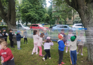 Dzieci świętują urodziny, bawią się, tańczą i jedzą