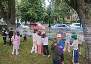 Dzieci świętują urodziny, bawią się, tańczą i jedzą