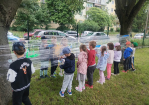 Dzieci świętują urodziny, bawią się, tańczą i jedzą