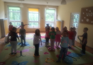 Dzieci świętują urodziny, bawią się, tańczą i jedzą