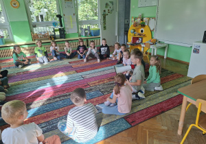 Dzieci wykonują zadania w ramach innowacji pedagogicznej, dotyczące Kodeksu Przedszkolaia i bezpieczeństwa
