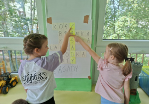 Dzieci wykonują zadania w ramach innowacji pedagogicznej, dotyczące Kodeksu Przedszkolaia i bezpieczeństwa