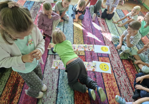 Dzieci wykonują zadania w ramach innowacji pedagogicznej, dotyczące Kodeksu Przedszkolaia i bezpieczeństwa